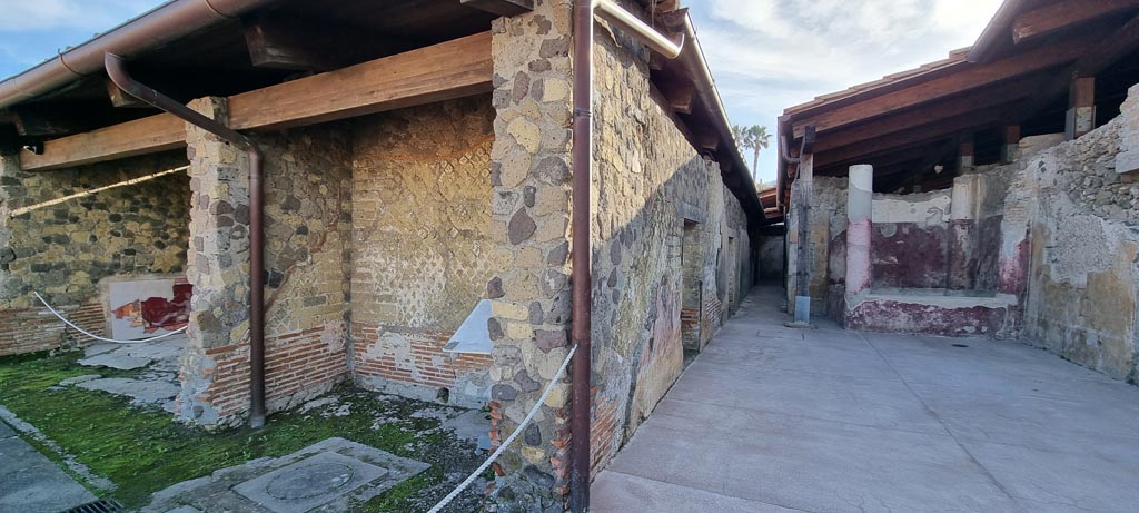 Stabiae, Villa Arianna, December 2023. Room 19, centre left, Room 21, on right. Photo courtesy of Miriam Colomer.