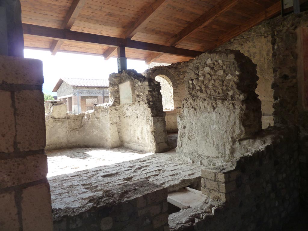 Stabiae, Villa Arianna, September 2015. Room 31, tepidarium, looking north-west to room 6, the caldarium.