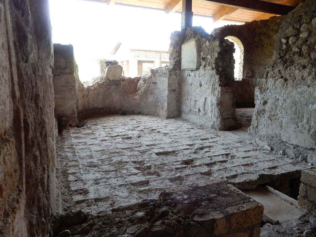 Stabiae, Villa Arianna, June 2019. Room 31, the tepidarium, looking west across flooring, with doorway to room 6, on right.
Photo courtesy of Buzz Ferebee.
