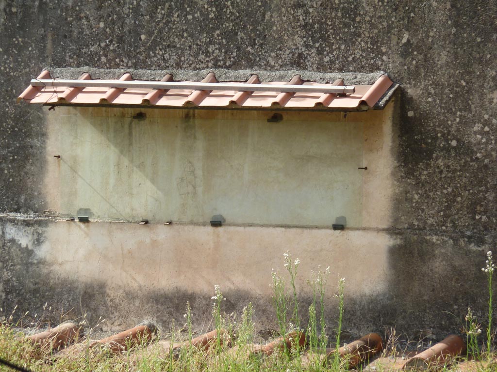 Stabiae, Villa Arianna, September 2015. Remains of painted plaster on outside wall of rooms 10 and 9.