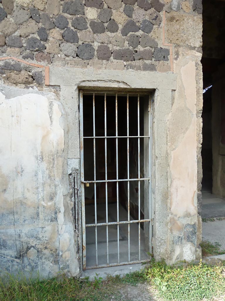 Stabiae, Villa Arianna, September 2015. Room 44, doorway to cubiculum from north portico.