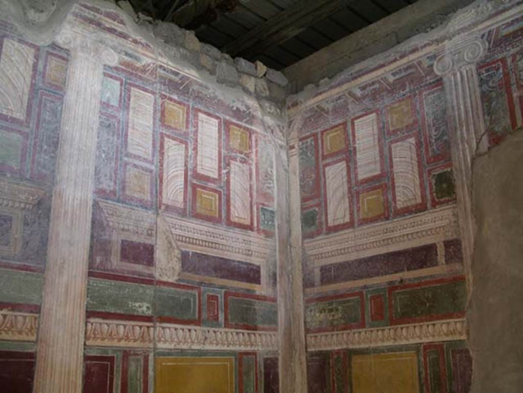 Villa Arianna, April 2005. Room 45, painted decoration from upper walls in north-east corner. Photo courtesy of Michael Binns.
