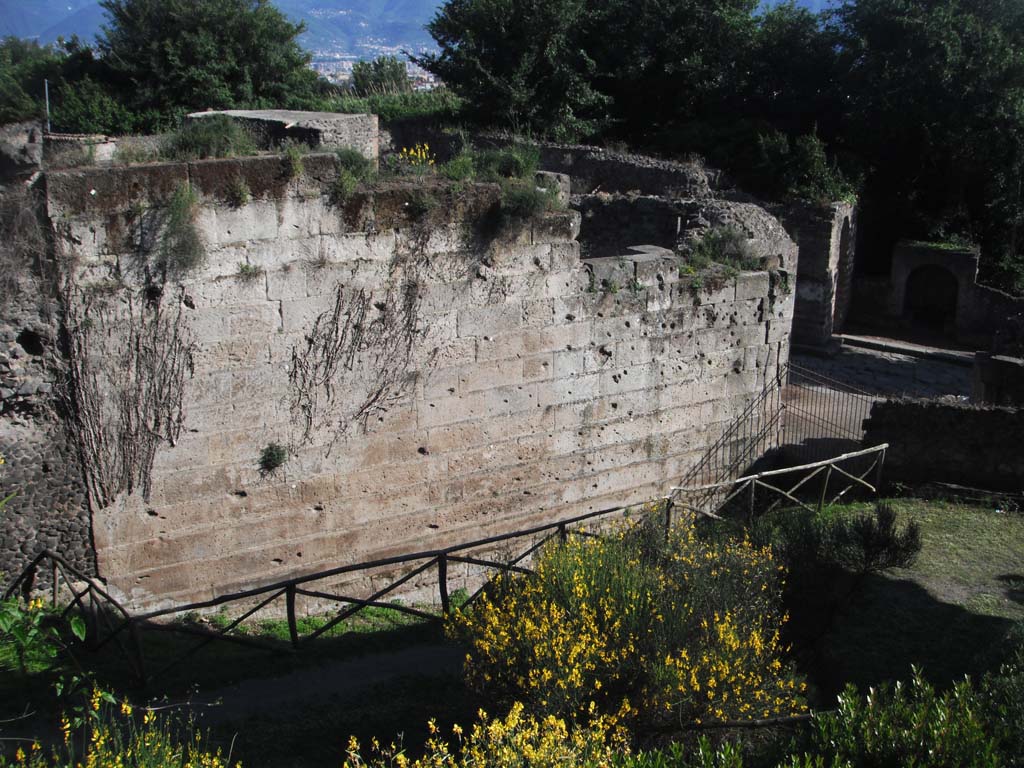 Walls on north side of Pompeii. June 2012. Looking south towards west end of City Wall near Herculaneum Gate.
According to NdS –
The wall, with a remarkable height of fourteen rows, rests on three foundations, and one impost. The latter are marked by the unfinished surface of the blocks and by the presence of alphabetic marks.
See Notizie degli Scavi di Antichità, 1944-45, (p.284-5).
Photo courtesy of Ivo van der Graaff.


