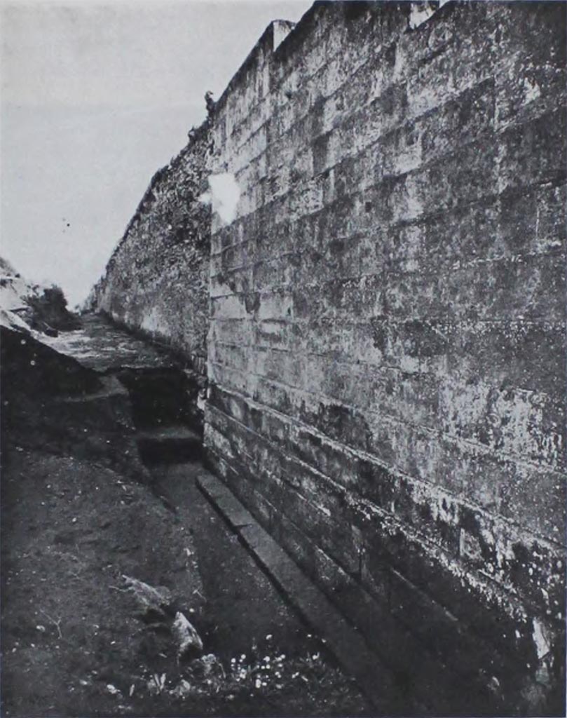 Walls on north side of Pompeii near Herculaneum Gate. 1944-5. Looking east.
According to NdS –
“Only in the last fifteen metres before the turn of the corner to the Gate, the cement curtain is abruptly interrupted to give way to the most beautiful and perfect curtain in square tuff that there is in the whole Pompeian fortification (fig.6).
See Notizie degli Scavi di Antichità, 1944-45, (fig.6, p.284-5).
(Solo negli ultimi quindici metri prima del risvolto dell’angolo della porta, d’interrompe bruscamente la cortina cementicia per dar lungo alla più bella e perfetta cortina in opera quadrata in tufo che si abbia in tutta la fortificazione pompeiana (fig.6).
