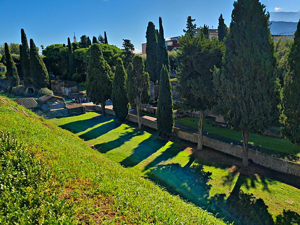 Walls on west side of Porta Nocera, south side of Pompeii. October 2024.
Looking south-east from top of Walls down onto Via del Tombe. Photo courtesy of Giuseppe Ciaramella.
