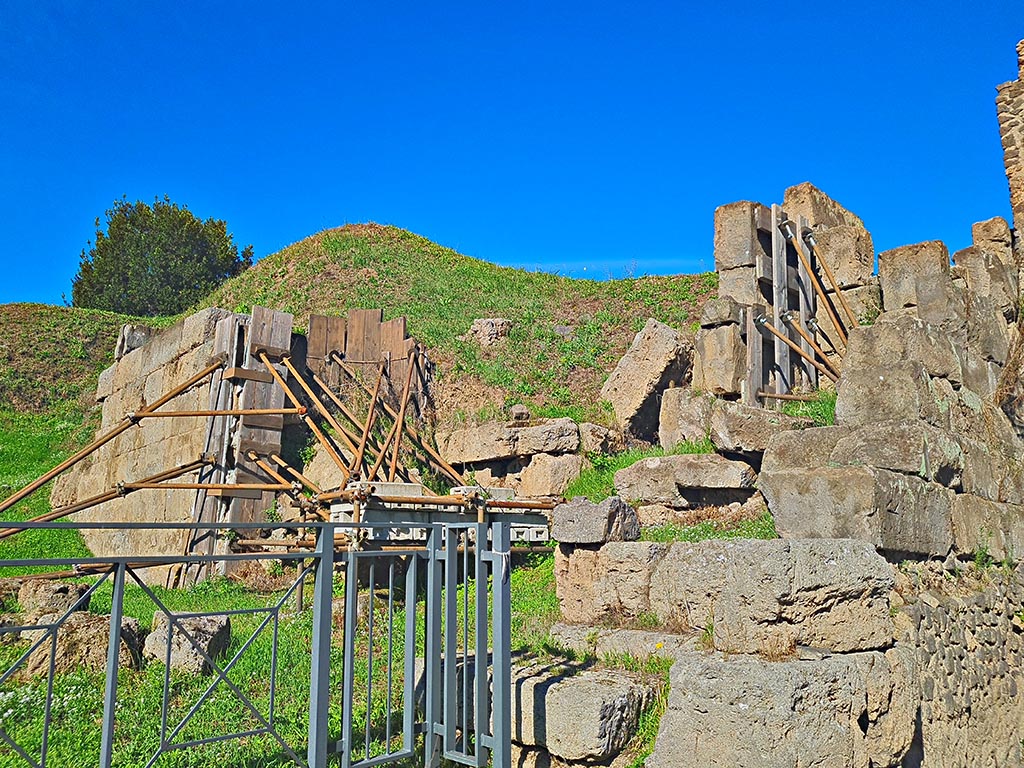 Porta Nocera and city walls. October 2024. Looking west on south side of Nocera Gate. Photo courtesy of Giuseppe Ciaramella.

