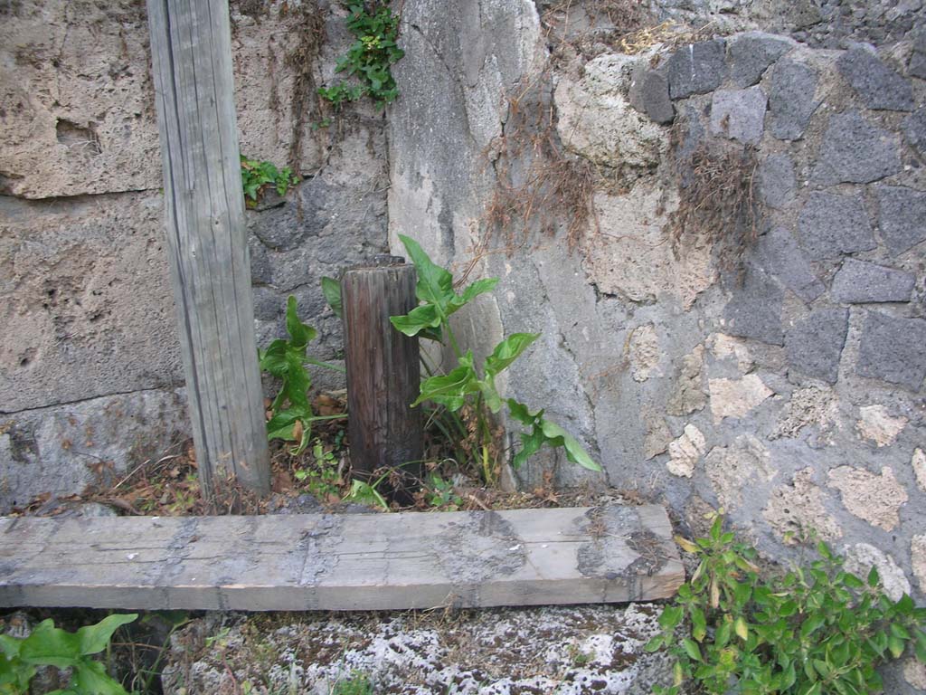 Walls on south side of City, Pompeii. May 2010. Junction of City Wall to west side of Tower IV. Photo courtesy of Ivo van der Graaff.