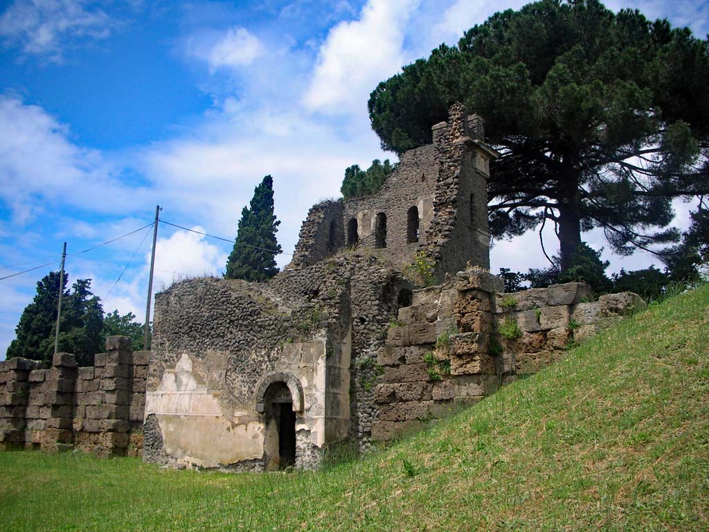 Tower X, and City Walls, Pompeii. May 2010. Looking north-west. Photo courtesy of Ivo van der Graaff.