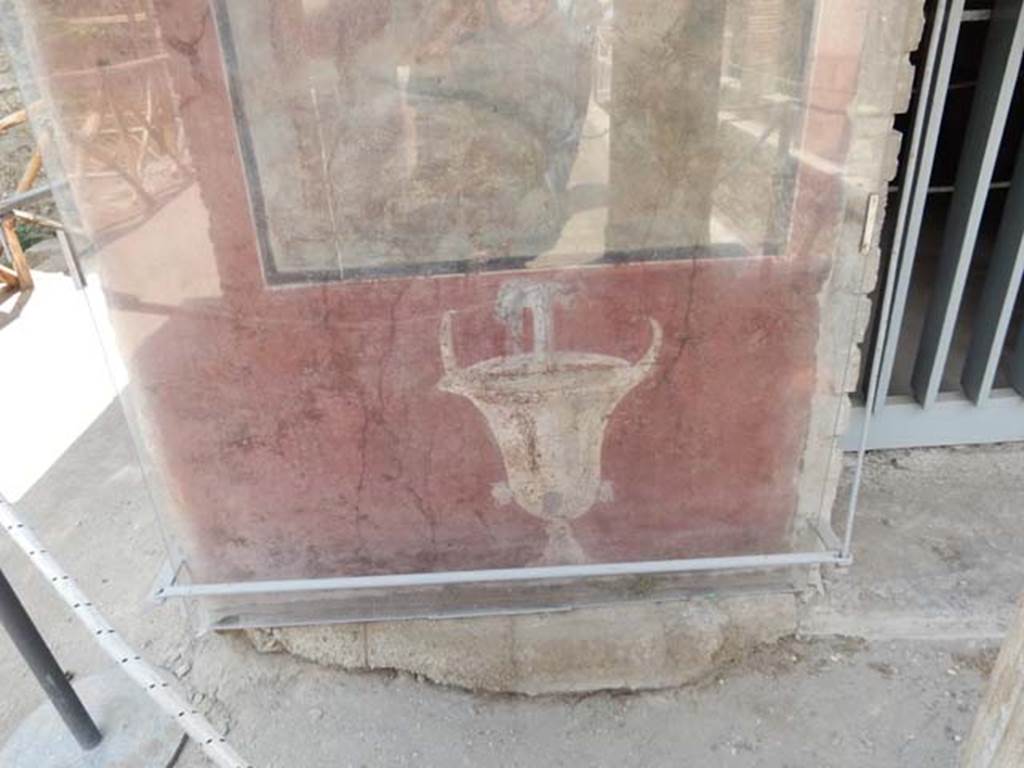 II.2.2 Pompeii. December 2005. Room "i", west end of upper euripus. Detail from lower part. Photo courtesy of Buzz Ferebee.