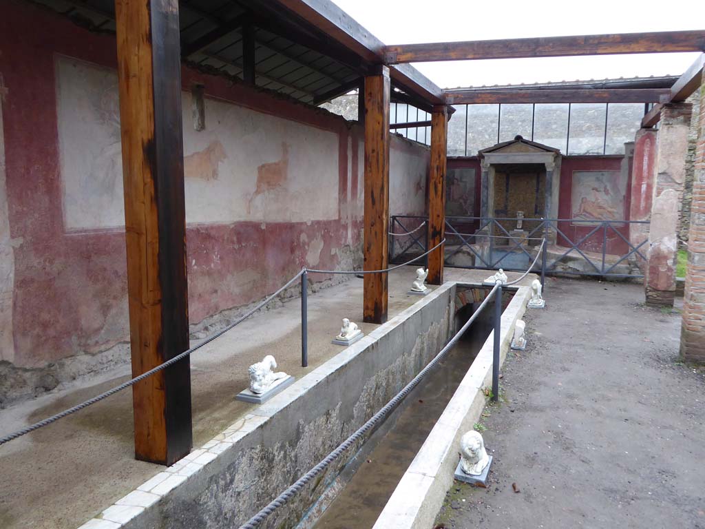 II.2.2 Pompeii. January 2017. Room “i”, looking east along north wall of upper euripus, towards biclinium “k”.
Foto Annette Haug, ERC Grant 681269 DÉCOR.