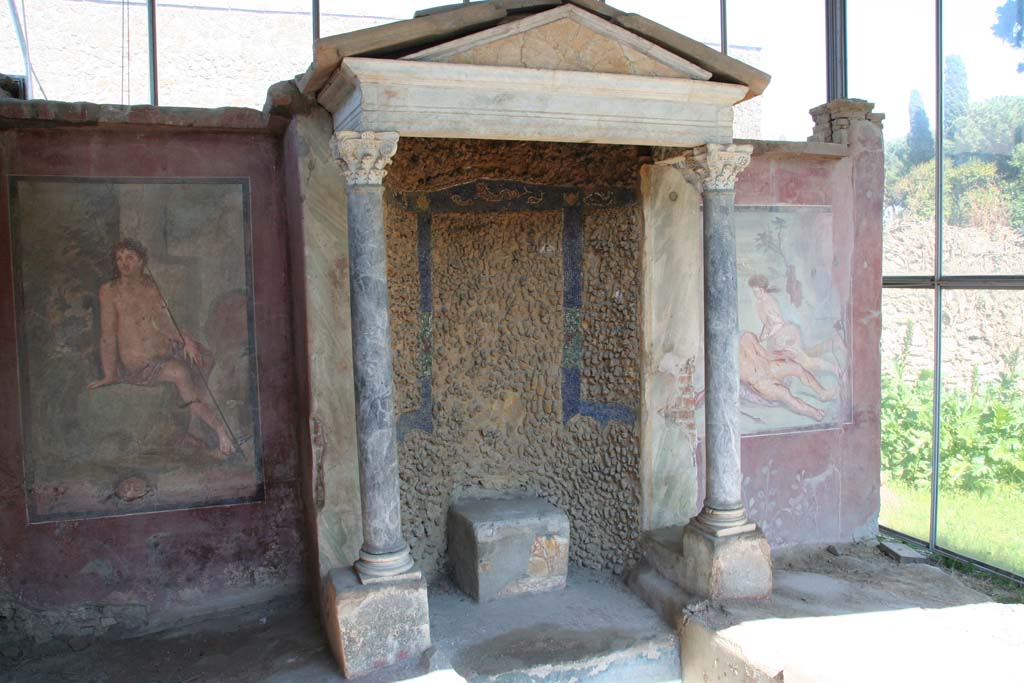 II.2.2 Pompeii. April 2011.
Room “k”, summer dining room with biclinium with Corinthian Aedicula and water feature, at east end of upper euripus.
Photo courtesy of Klaus Heese.
