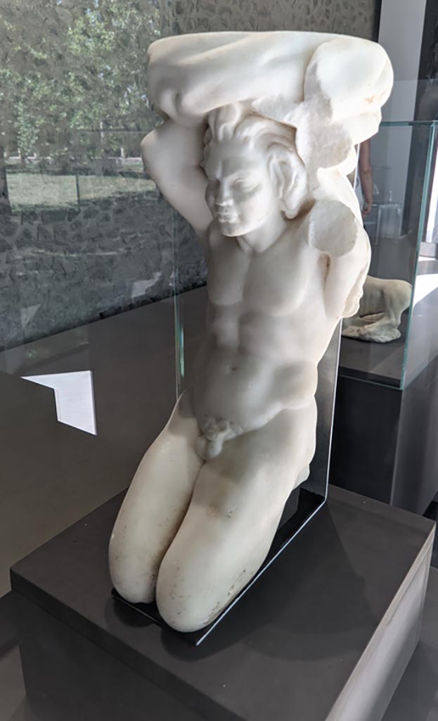II.2.2 Pompeii. April 2022.
Room “k”, kneeling Telamon in the form of a kneeling satyr.
On display in exhibition in Palaestra. Photo courtesy of Giuseppe Ciaramella.