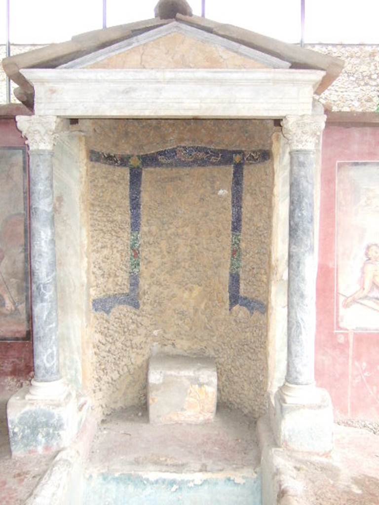 II.2.2 Pompeii. December 2005. Room “k”. Corinthian aedicula.