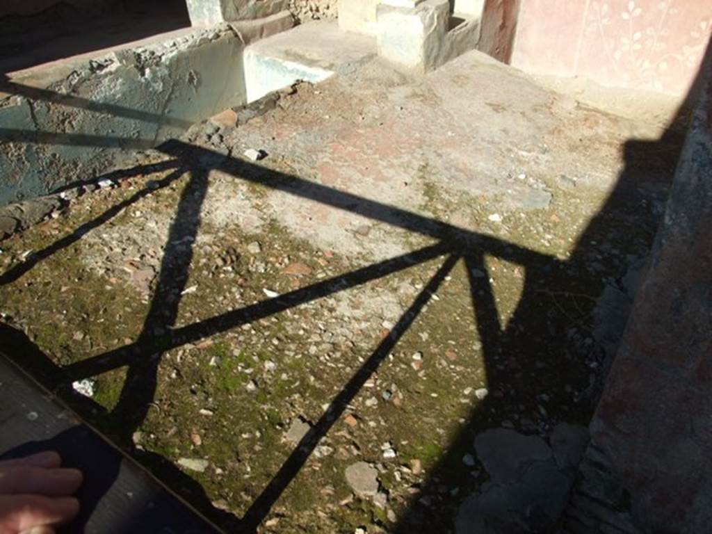 II.2.2 Pompeii. March 2009. Room “k”, top of biclinium on south side, where the inscription “Lucius Pinxit” was found