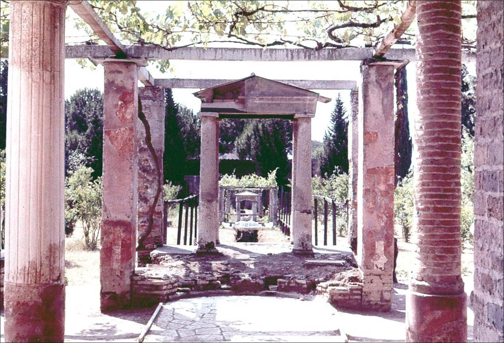 II.2.2 Pompeii. June 1962. Room “l”, garden.
Looking south to Temple with nymphaeum at the intersection of the upper and lower euripus.
Photo by Brian Philp: Pictorial Colour Slides, forwarded by Peter Woods
(P43.22 POMPEII The Garden of the House of Loreius Tibertinus)