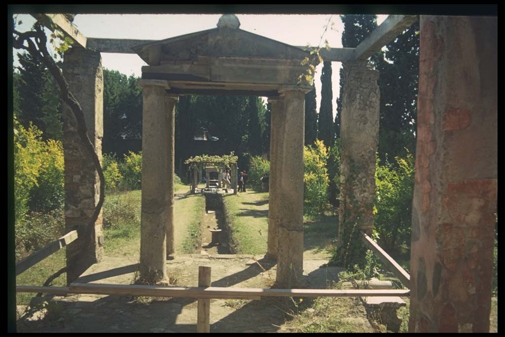 II.2.2 Pompeii. Room “l”, (L), garden. Looking south along the lower euripus.
Photographed 1970-79 by Günther Einhorn, picture courtesy of his son Ralf Einhorn.