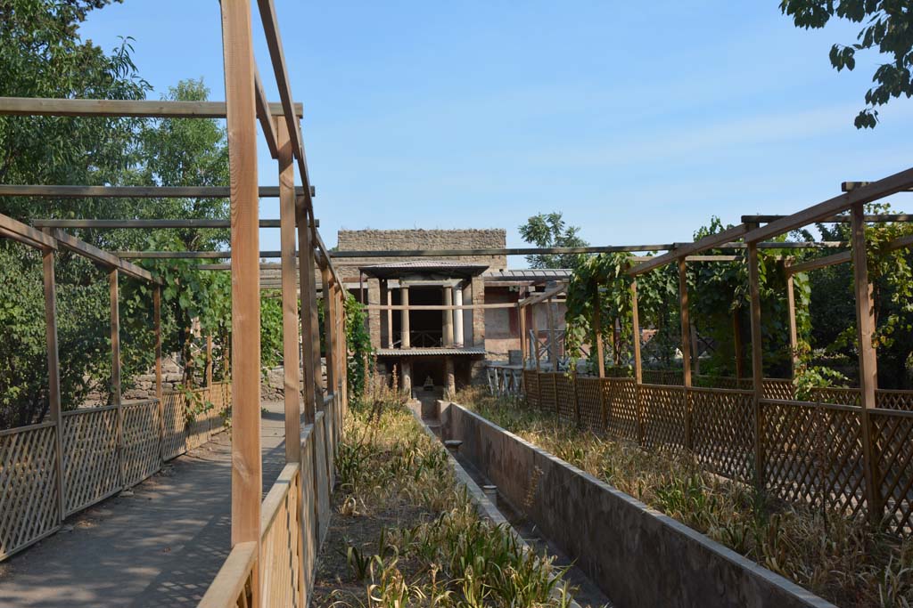 II.2.2 Pompeii. July 2017. Room “l” (L), looking north along lower euripus towards the temple with nymphaeum below.
Foto Annette Haug, ERC Grant 681269 DÉCOR.