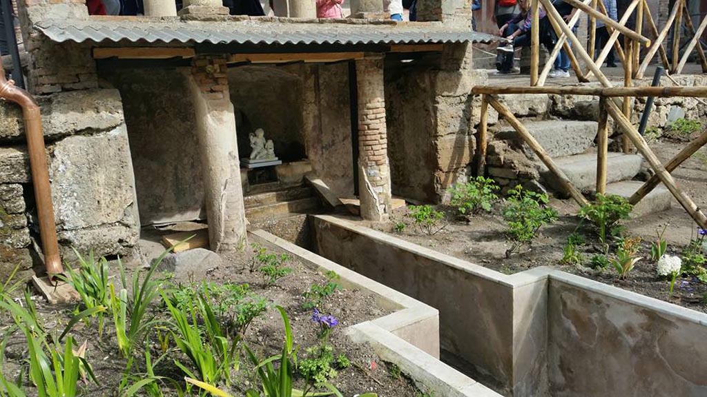 II.2.2 Pompeii. 2016/2017.
Room “l” (L), looking north-east towards water feature at north end of garden. Photo courtesy of Giuseppe Ciaramella.