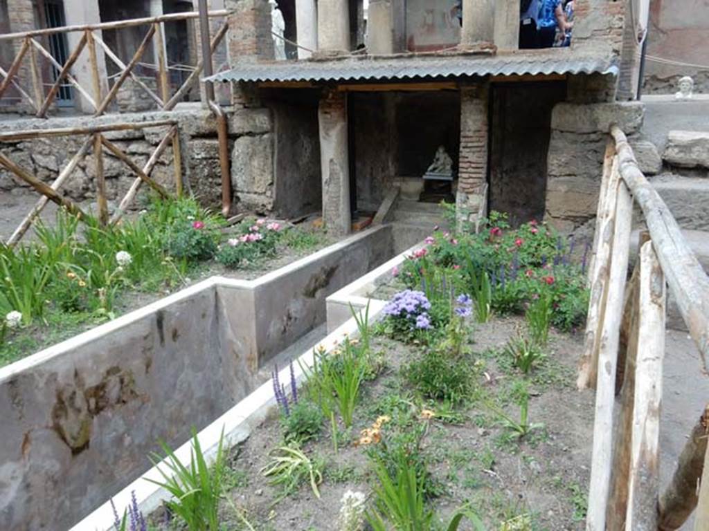 II.2.2 Pompeii. May 2016. Room “l”, garden. Water feature at north end of garden.
Photo courtesy of Buzz Ferebee.