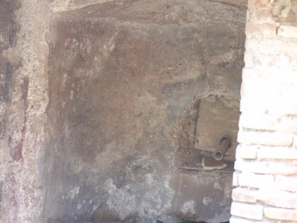 II.2.2 Pompeii. March 2009. Room “l”. Garden. Niche with fountain pipe, in rear wall of nymphaeum.