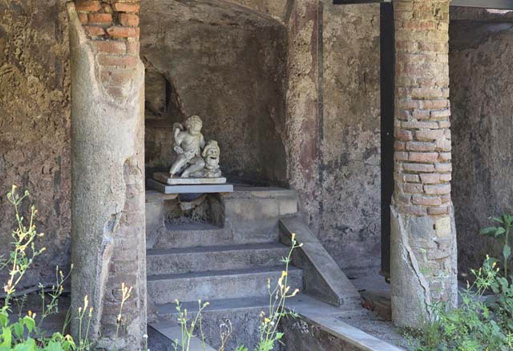 II.2.2 Pompeii. April 2018. Room “l”, garden, looking north towards nymphaeum.
Photo courtesy of Ian Lycett-King.
Use is subject to Creative Commons Attribution-NonCommercial License v.4 International.