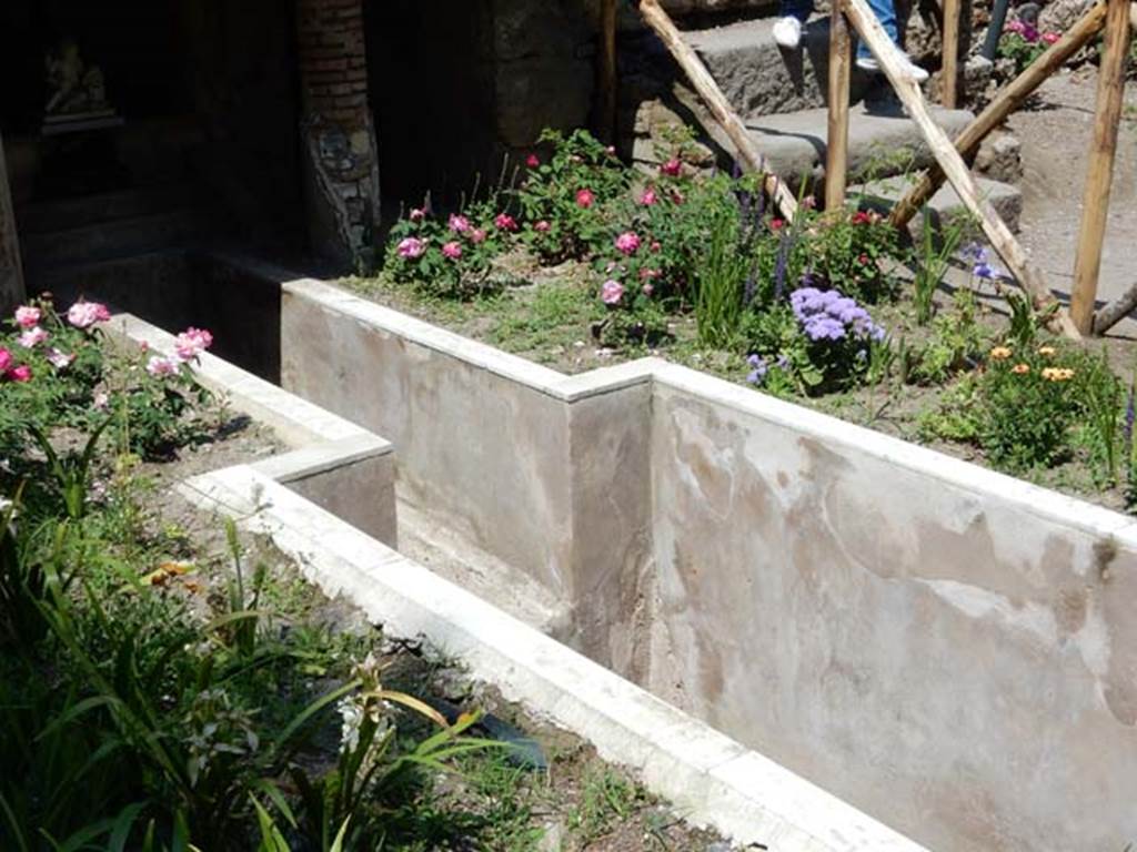 II.2.2 Pompeii. May 2016. Room “l”, garden. Northern end of lower euripus leading into nymphaeum niche, fountain and steps. Photo courtesy of Buzz Ferebee.