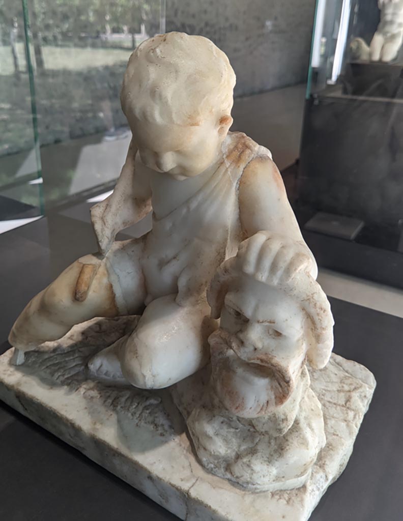 II.2.2 Pompeii. April 2022.
Room “l”, (L), garden. White marble statuette of a cupid with a mask. On display in exhibition in Palaestra.
Photo courtesy of Giuseppe Ciaramella.