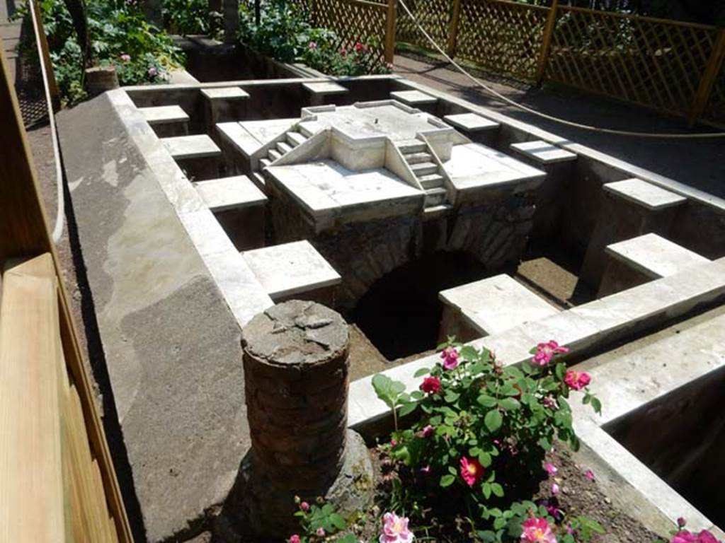 II.2.2 Pompeii. May 2016. Room “l”, garden.
Pool and fountain which may have been shaded by a pergola, although the columns for it have now been reduced in size.
Photo courtesy of Buzz Ferebee.