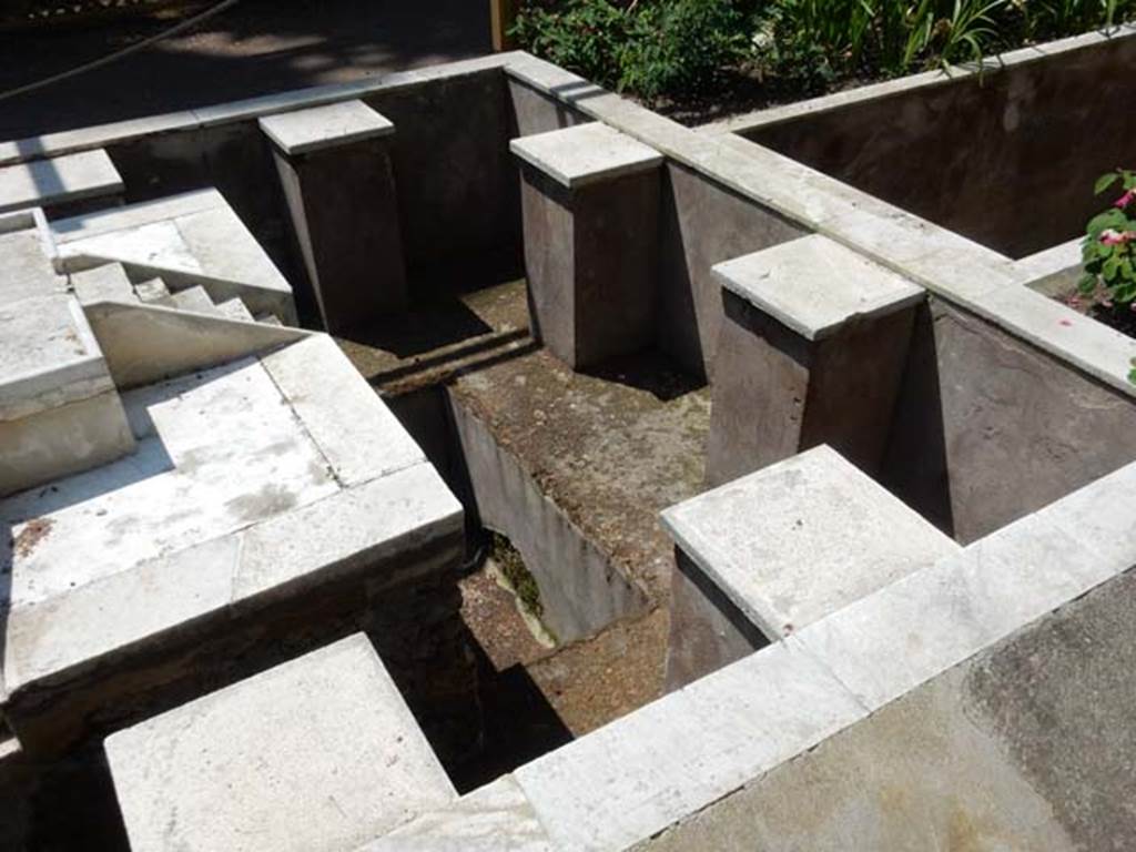 II.2.2 Pompeii. May 2016. Room “l”, north end of pool and stepped fountain in garden.
Photo courtesy of Buzz Ferebee.