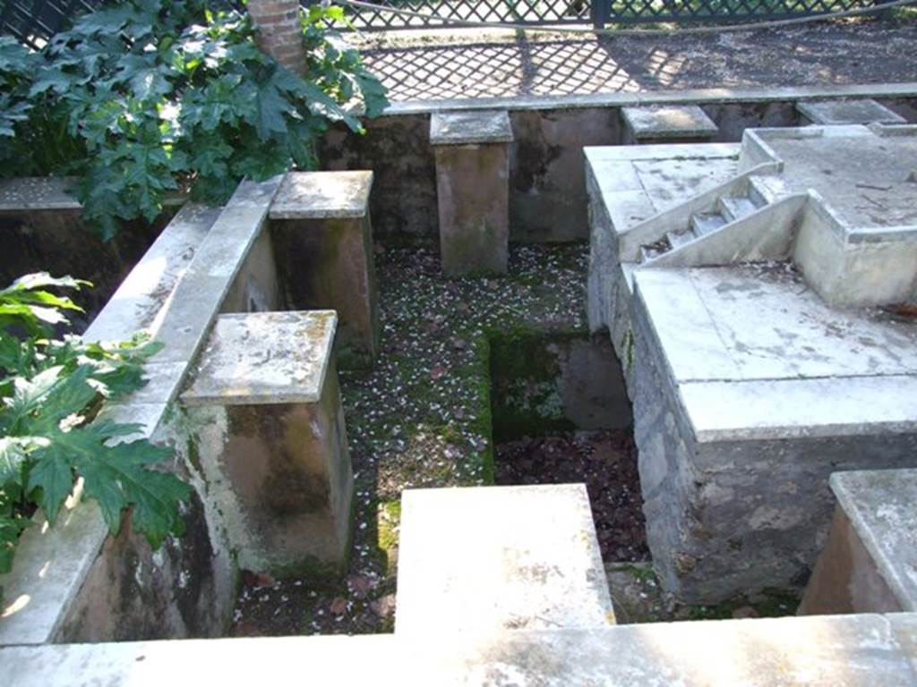 II.2.2 Pompeii. March 2009. Room “l”, garden. South end of pool and fountain.