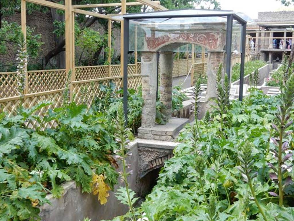 II.2.2 Pompeii. May 2016. Room “l”, garden.
Looking north towards small pavilion from east side of garden.
Photo courtesy of Buzz Ferebee.