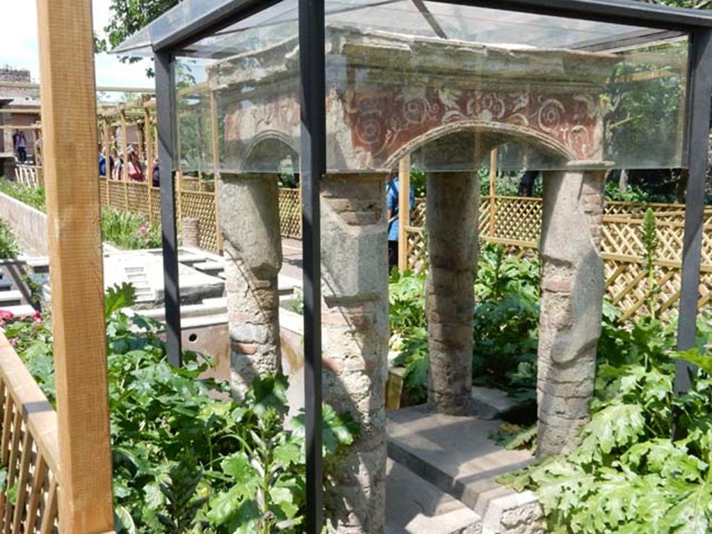 II.2.2 Pompeii. May 2016. Room “l”, garden.
Looking north towards small pavilion from west side of garden.
Photo courtesy of Buzz Ferebee.