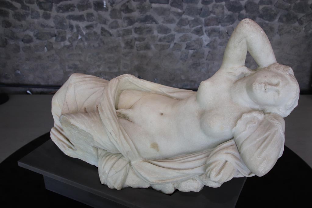 II.2.2 Pompeii. October 2022. Marble statue of sleeping Hermaphrodite found near the wall at the south end of the garden.
On display in exhibition held in Palaestra. Photo courtesy of Klaus Heese