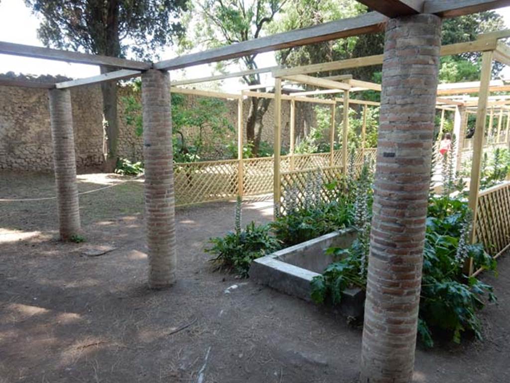 II.2.2 Pompeii. May 2016. Room “l”, garden. Looking north along west side of garden.
Photo courtesy of Buzz Ferebee.