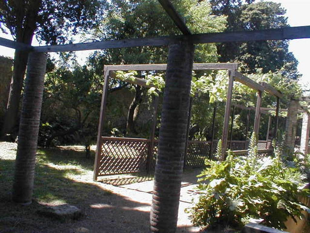 II.2.2 Pompeii. May 2005. Room “l”, garden. Looking north along west side of garden.