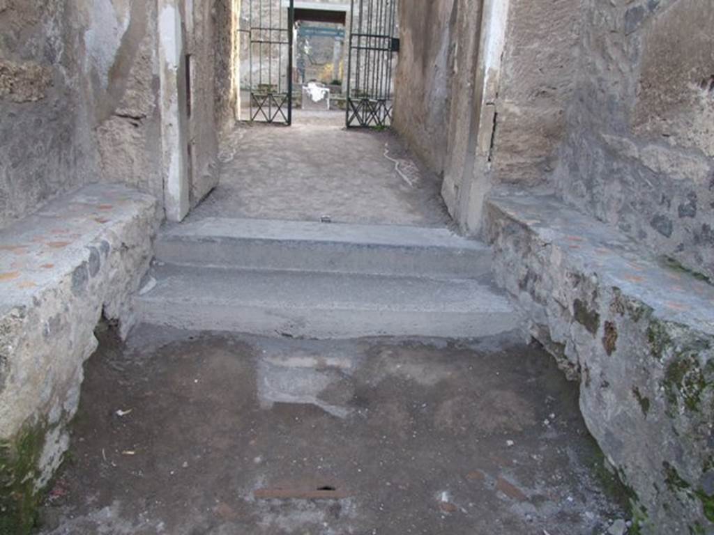 II.2.2 Pompeii. December 2007. Entrance vestibule 1 with benches on either side.