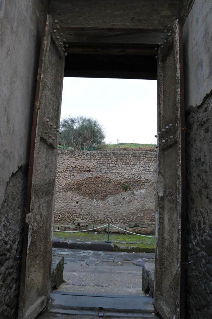 II.2.2 Pompeii. December 2018.
Looking north towards rear of doors leading onto Via dell’Abbondanza. Photo courtesy of Aude Durand.