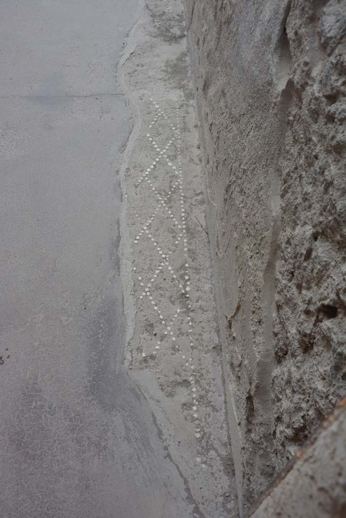 II.2.2 Pompeii. July 2017. Entrance corridor/fauces 1, detail of remaining pattern on west side.
Foto Annette Haug, ERC Grant 681269 DÉCOR.