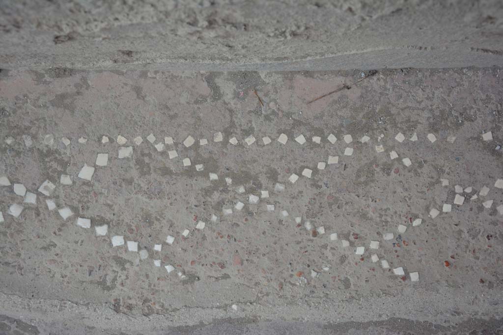 II.2.2 Pompeii. July 2017. Entrance corridor/fauces 1, detail of remains of pattern showing “net” design in small white stones.
Foto Annette Haug, ERC Grant 681269 DÉCOR.
