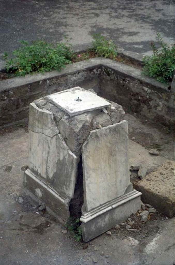 II.2.2 Pompeii. July 2011. Room 2, fountain base which may have held a statuette,
Photo courtesy of Rick Bauer.