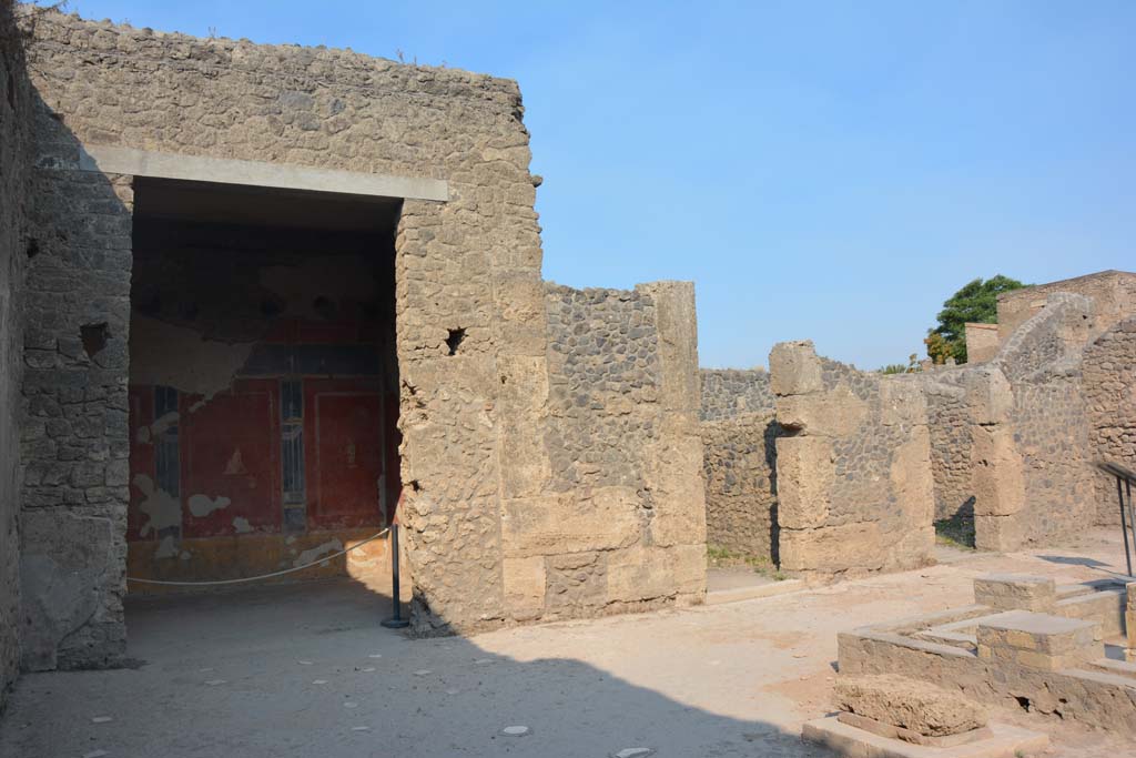 II.2.2 Pompeii. July 2017. Room 2, looking north along west side of atrium, with doorways to rooms “b”, on left, “a” and 4.
Foto Annette Haug, ERC Grant 681269 DÉCOR.
