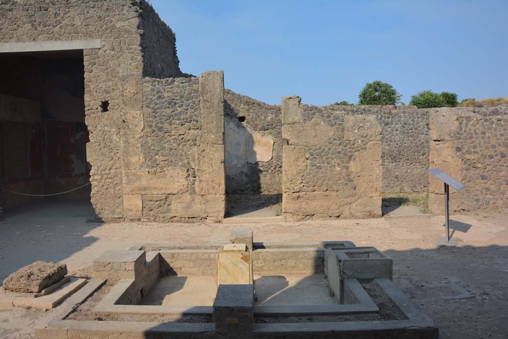 II.2.2 Pompeii. July 2017. Looking west across impluvium in atrium 2, towards doorway to room “a”, in centre, with room 4, on right.
Foto Annette Haug, ERC Grant 681269 DÉCOR.