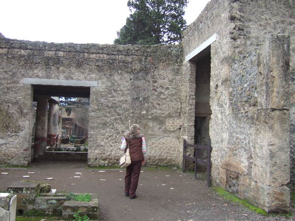II.2.2 Pompeii. December 2005. Room 2, south-west side of atrium.
Doorway to room “b”, on right, and entrance to pseudoperistyle “g” and garden area, on left.