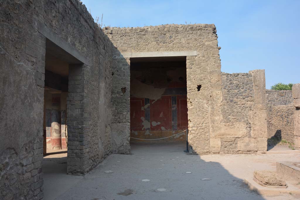 II.2.2 Pompeii. July 2017. Looking west across atrium 2, towards doorway to room “b”, west ala.
Foto Annette Haug, ERC Grant 681269 DÉCOR.