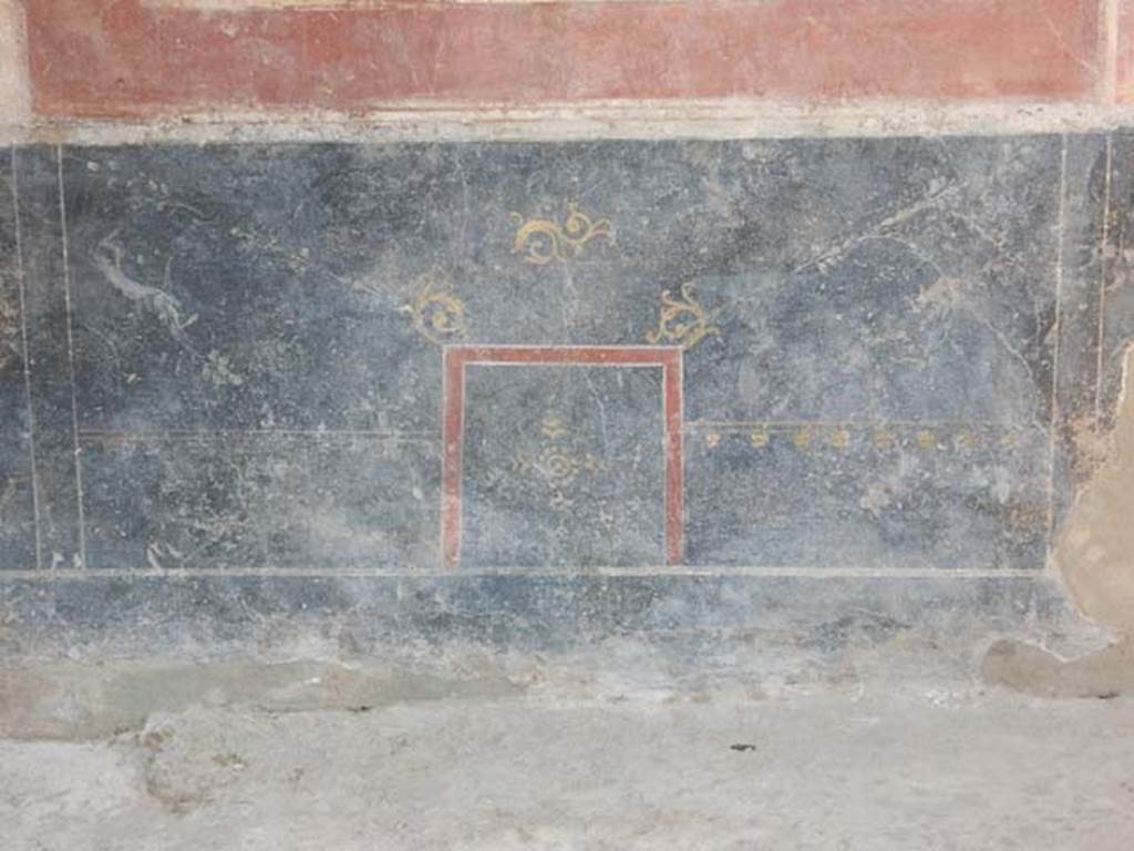 II.2.2 Pompeii. May 2016. Room “c”, detail of painted zoccolo from east wall of triclinium.
Photo courtesy of Buzz Ferebee.