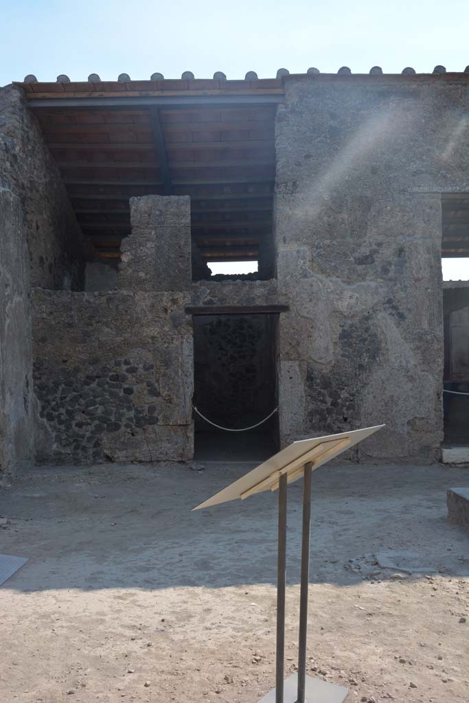 II.2.2 Pompeii. July 2017. Looking east across atrium 2, towards doorway to room 3.
Foto Annette Haug, ERC Grant 681269 DÉCOR.
