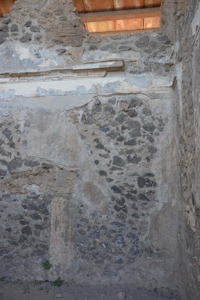 II.2.2 Pompeii. July 2017. Room 3, east wall in south-east corner.
Foto Annette Haug, ERC Grant 681269 DÉCOR.
