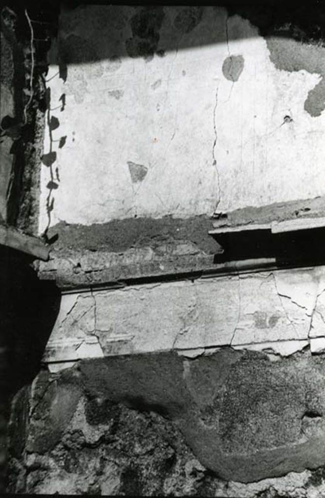 II.2.2 Pompeii. 1975. Tuscanic Atrium, first room left (Room 3), back E wall, incised rectangle. Photo courtesy of Anne Laidlaw.
American Academy in Rome, Photographic Archive. Laidlaw collection _P_75_5_28.