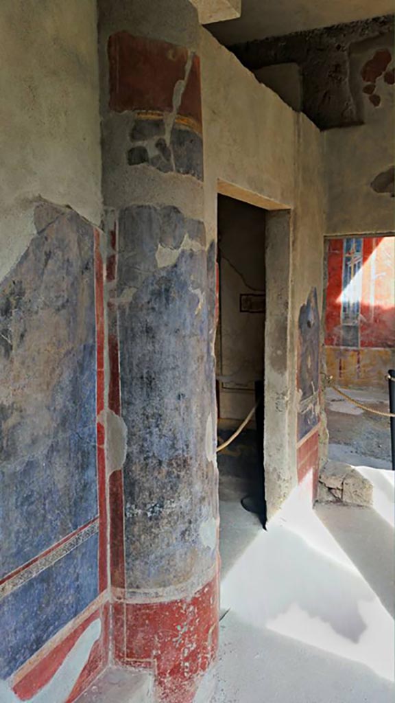 II.2.2 Pompeii. 2016/2017.
Pseudoperistyle “g”, looking north across doorway to room “d” in centre, towards room “b” on right.
Photo courtesy of Giuseppe Ciaramella.