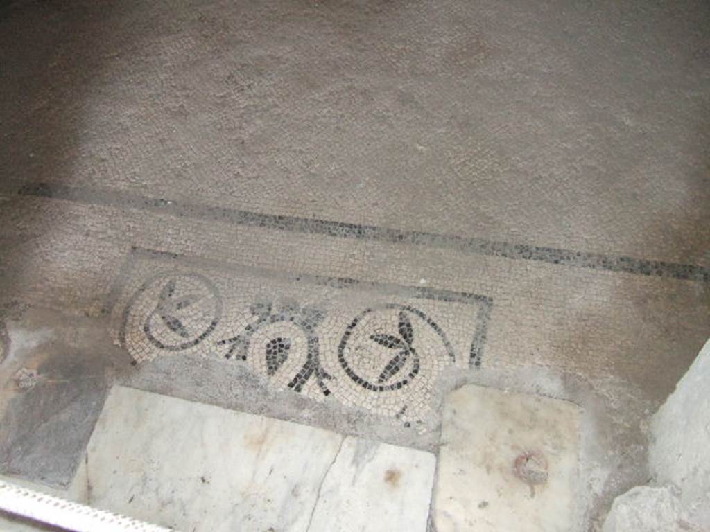 II.2.2 Pompeii. December 2005. Room “e”, mosaic floor and marble threshold.